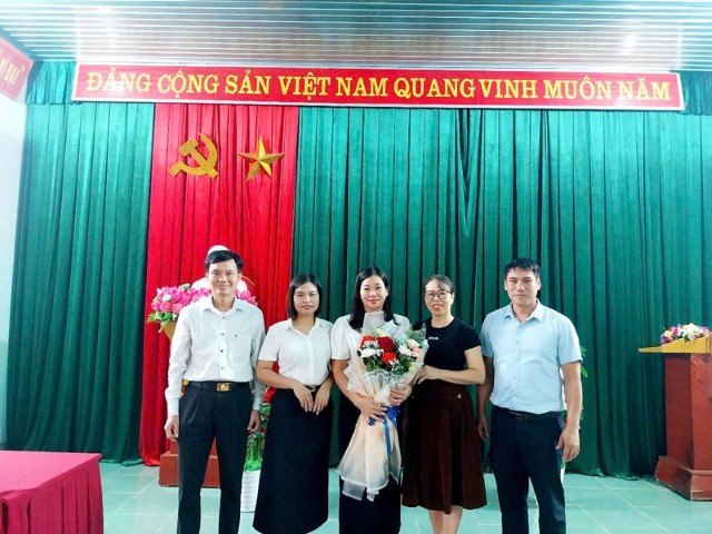 Lãnh đạo xã chúc mừng các trường trên địa bàn nhân ngày 20/11